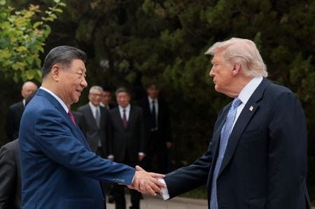 Presidente dos EUA, Donald Trump, cumprimenta Xi Jinping em Pequim