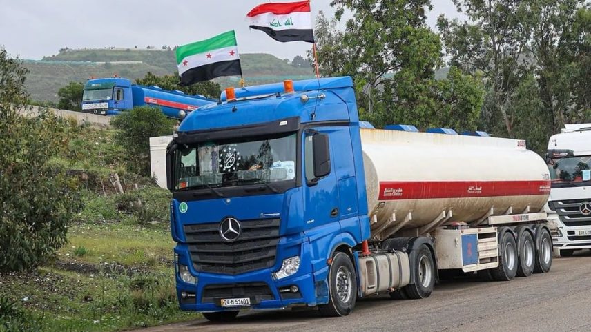 Caminhões-tanque iraquianos transportam petróleo pela estrada Tartus-Latakia, na Síria, em abril de 2026
