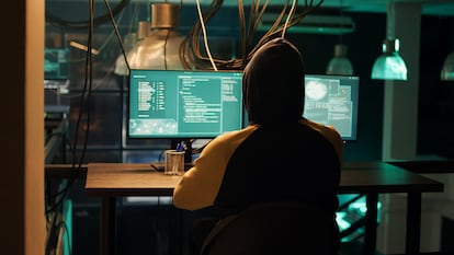 Un hacker intentando penetrar el sistema informático.
