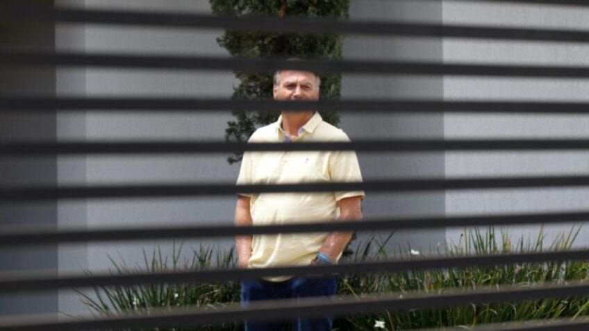 Ex-presidente Jair Bolsonaro na garagem do da sua casa no segundo dia do julgamento do STF.