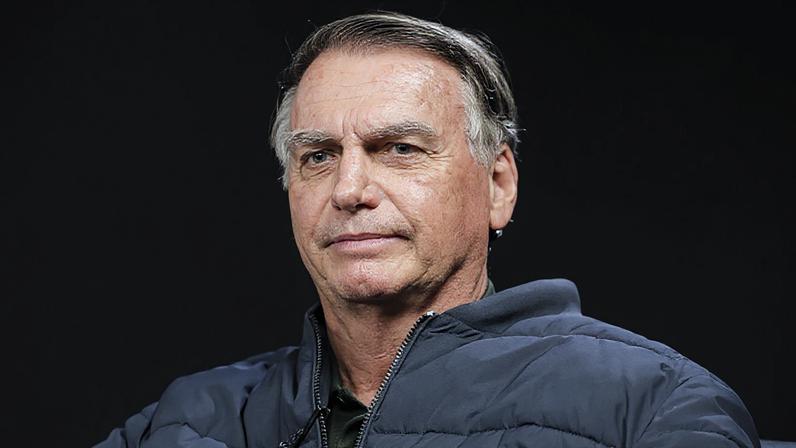 A defesa de Bolsonaro pediu em 21 de abril que o STF autorizasse uma cirurgia no ombro direito