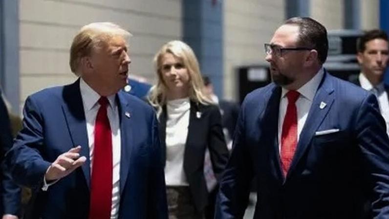 Jason Miller, conselheiro do presidente dos EUA (à direita), e Donald Trump (à esquerda)