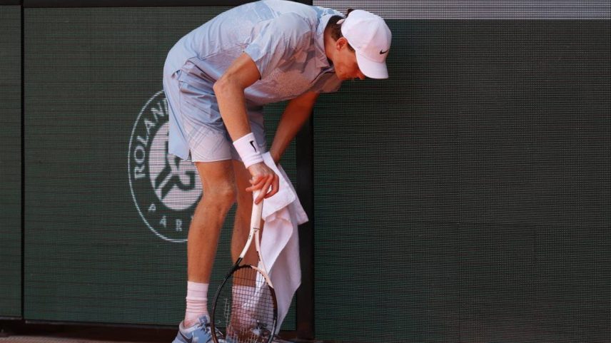 Jannik Sinner struggles in the heat during his second-round match at the French Open on Thursday afternoon.