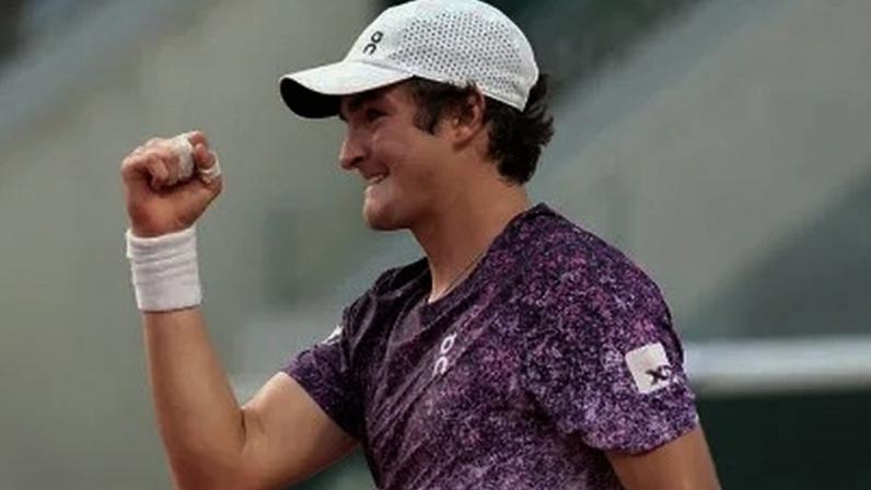 João Fonseca comemora vitória em Roland Garros