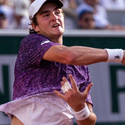 João Fonseca busca virada épica em Roland Garros contra Djokovic