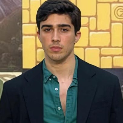 João Pedro Chaseliov raspa cabelo para interpretar Paulo Gustavo em peça