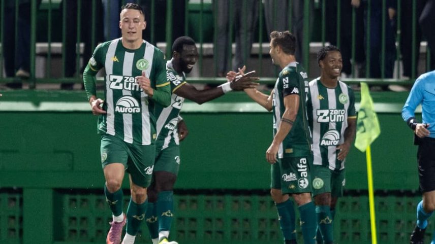 Jogadores da Chapecoense celebram gol contra o Botafogo, pela Copa do Brasil