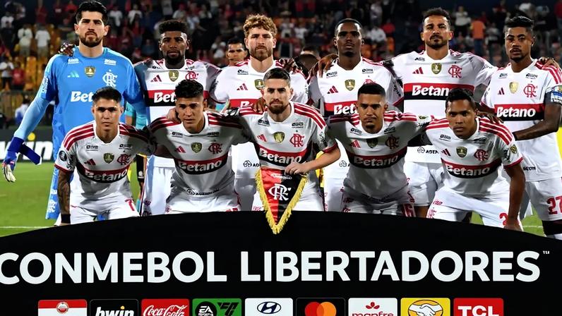 Jogadores do Flamengo em partida contra o Independiente Medellín (Foto: Jaime SALDARRIAGA / AFP)
