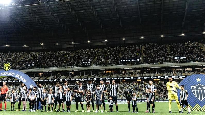 Jogadores entrada em campo Arena MRV (Foto: Pedro Souza / Atlético)
