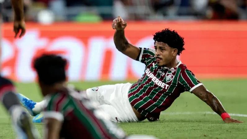 John Kennedy se estica para marcar primeiro gol do Fluminense contra o São Paulo (Foto: Marcelo Gonçalves / Fluminense FC)