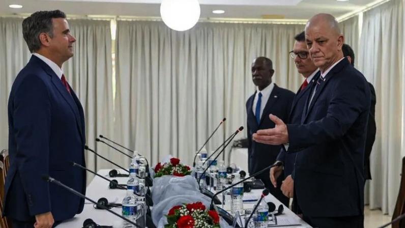 Na imagem, diretor da CIA, John Ratcliffe (à esq.) em reunião com autoridades cubanas