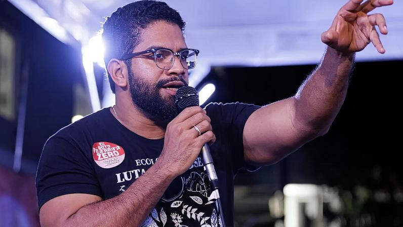 As falas de Manoel sobre Kataguiri tiveram origem em declarações do deputado federal no Flow Podcast sobre liberdade de expressão e criminalização de ideologias totalitárias