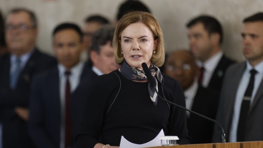 Gleisi Hoffmann disse que ainda não conversou com o presidente Luiz Inácio Lula da Silva (PT) sobre a crise política envolvendo as derrotas no Senado e o reposicionamento das alianças
