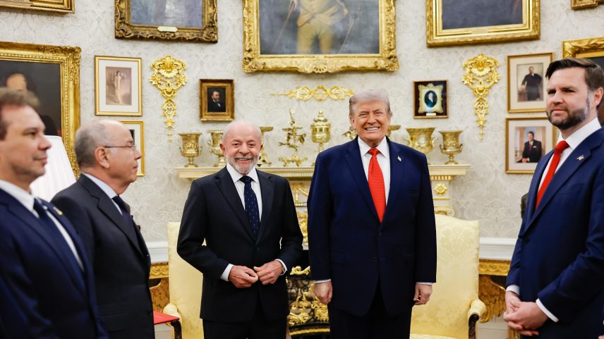 Em foto oficial divulgada após encontro nos Estados Unidos, Trump aparece sorridente ao lado de Lula