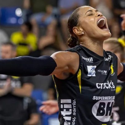 Adenízia celebra Superliga após temporada difícil