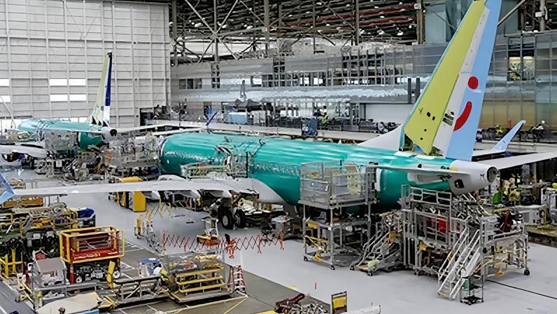 Boeing enfrenta desafios e avanços na indústria aeronáutica