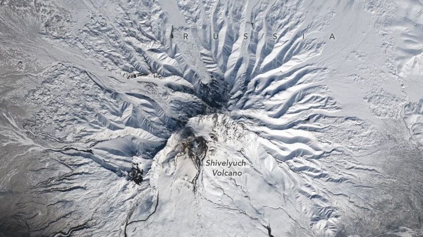 Satélite revela calor extremo e nova atividade no gigantesco vulcão Shiveluch, na Rússia. (Imagem: NASA Earth Observatory / Lauren Dauphin)