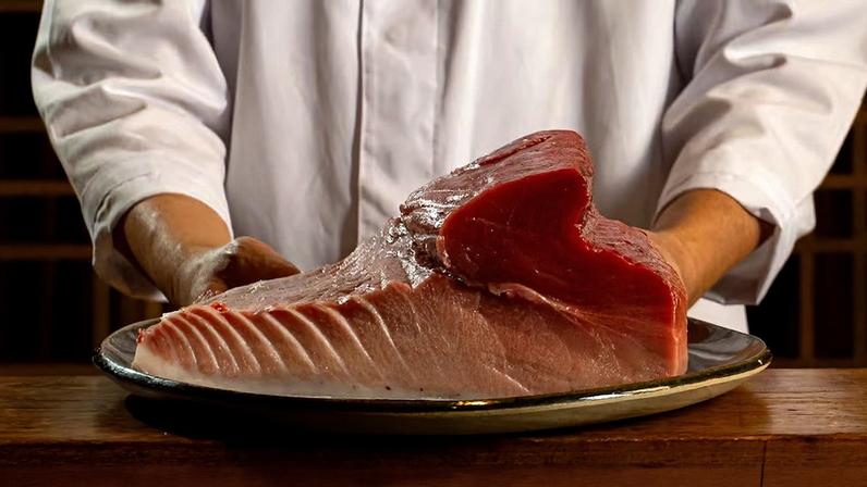 Muitos restaurantes, como o Kitchin, fazem uma cerimônia Kaitai de abertura do atum. Foto: Estúdio Movo/Divulgação