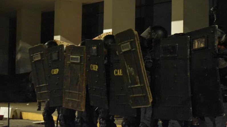 PM em ação na reitoria da USP na madrugada deste domingo, 10