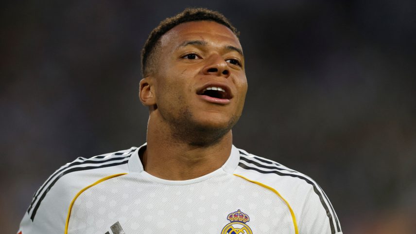 Kylian Mbappé rebate críticas após viagem com namorada