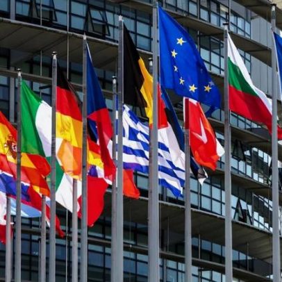 Trump anuncia tarifa de 25% sobre automóveis da União Europeia