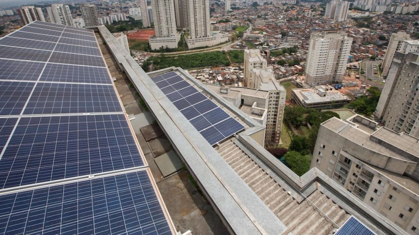 Operação do sistema de geração distribuída passa por complicações e gera cortes. Armazenar energia solar em sistemas de baterias seria uma possível solução, mas com alto custo