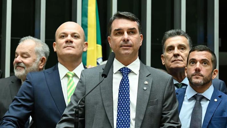 Flávio Bolsonaro em discurso no Senado sobre o caso do Banco Master