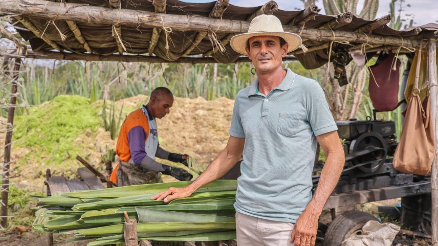 Cassiano aprendeu ofício do próprio pai e mantém vegetação nativa em meio a plantação de sisal