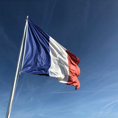 França lança diretrizes para agilizar análise de residência e reduzir atrasos