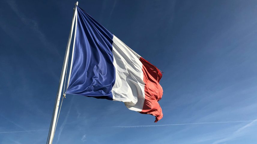 França publica diretrizes para agilizar análise de residência e reduzir atrasos no sistema migratório