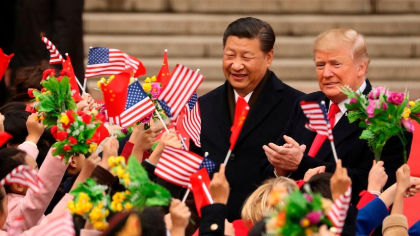 O presidente americano Donald Trump e o presidente chinês Xi Jinping participam de uma cerimônia de boas-vindas no Grande Salão do Povo, em Pequim, em 9 de novembro de 2017