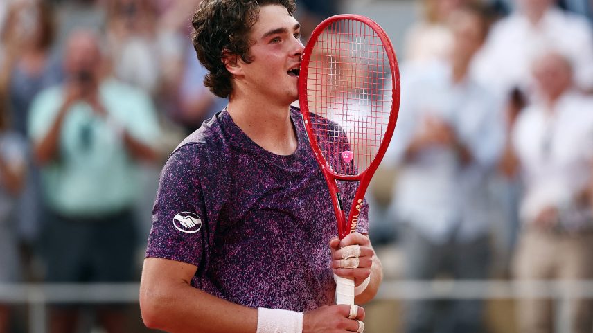 João Fonseca vira partida histórica no Roland Garros