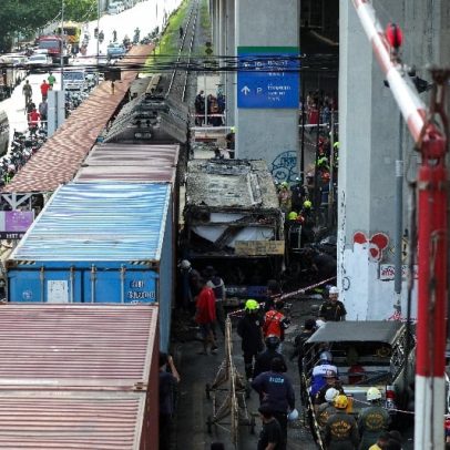 Trem de carga colide com ônibus na Tailândia, 8 mortos e 32 feridos