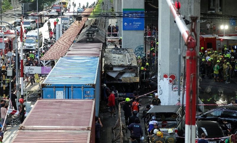 Ônibus foi atingido enquanto estava parado nos trilhos em um sinal vermelho