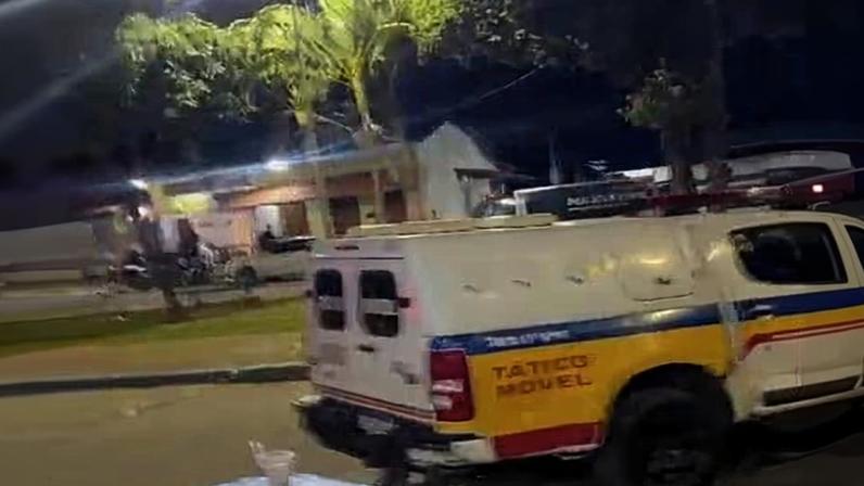 Vítima, de 50 anos, foi morta próximo a um carro que também acabou atingido pelos disparos