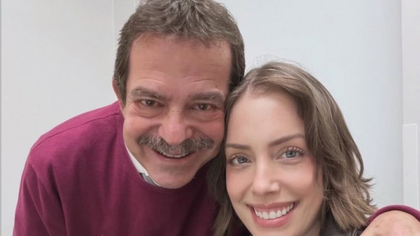 Fabiana Justus posa ao lado de médico ao celebrar fim de tratamento