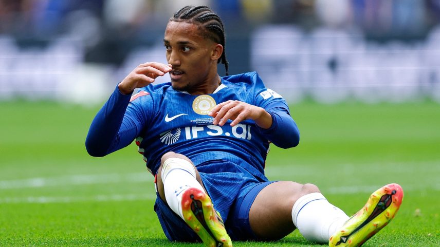 João Pedro, do Chelsea, deixou partida mancando