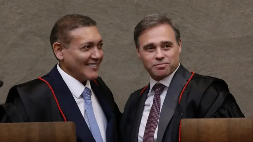 Os ministros Kassio Nunes Marques e André Mendonça, ao tomarem posse como presidente e vice do TSE, em 12 de maio (Foto: Luiz Roberto/TSE)
