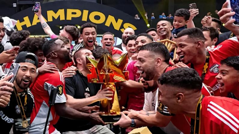 Jogadores e comissão do DesimpaiN comemoram título da Kings League Brasil — (Foto: Divulgação/Kings League)