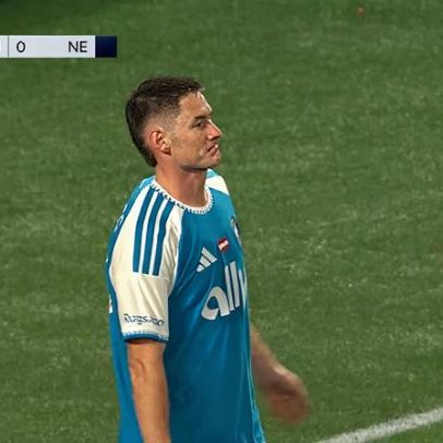 Charlotte FC vence o New England Revolution por 1 a 0 com expulsão de Schnegg