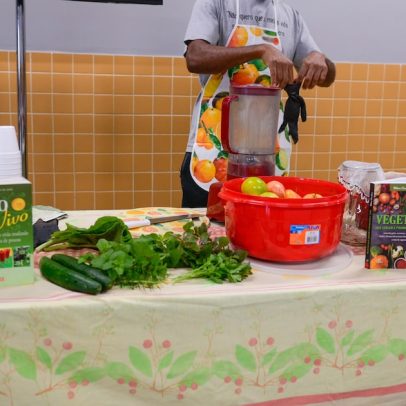 SPIW nas periferias: escritor lidera oficina de suco vivo e consumo sustentável