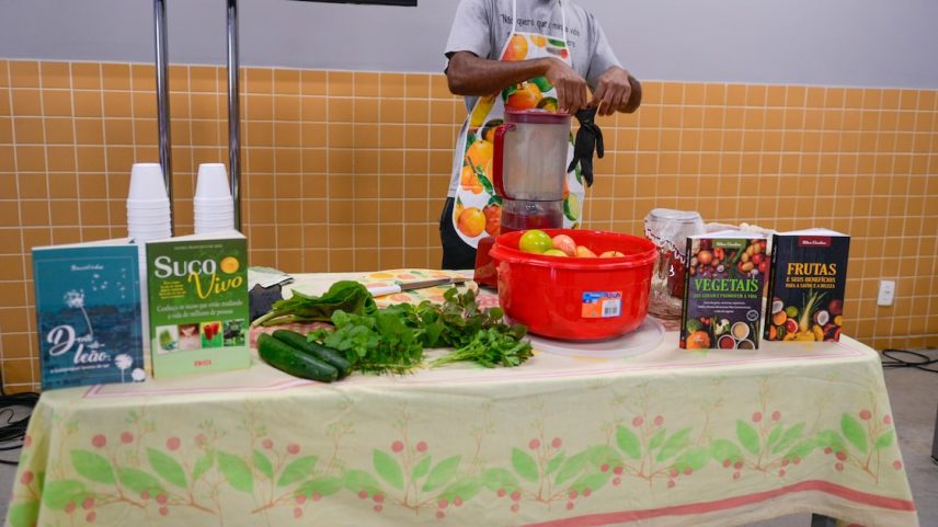 Autor Sacolinha atraiu famílias em espaço do CEU Papa Francisco com receita saudável e mensagem alimentação