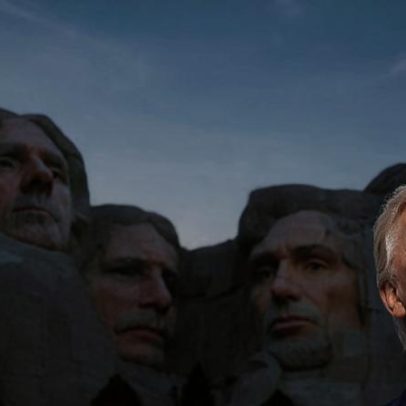 Trump usa IA para colocar rosto no Monte Rushmore e se ver no espelho d'água