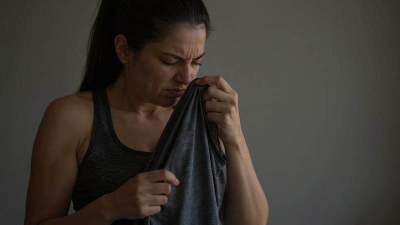 Roupas de treino com mau cheiro: entenda as causas comuns