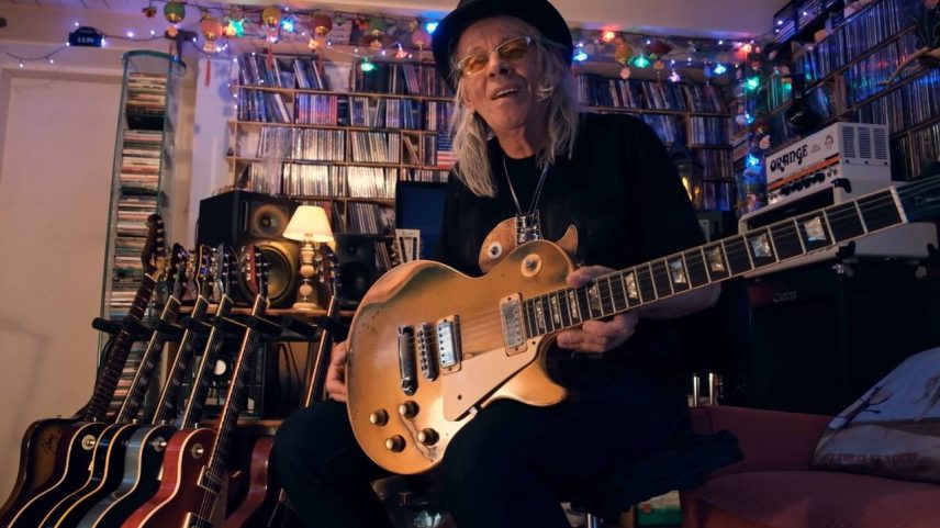O guitarrista Luiz Sérgio Carlini mostra a guitarra na qual compôs o solo de 'Ovelha Negra'