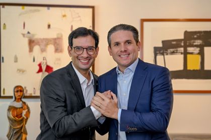 O relator do fim da jornada 6x1, deputado Leo Prates (Republicanos-BA), e o presidente da Câmara, Hugo Motta (Republicanos-PB)