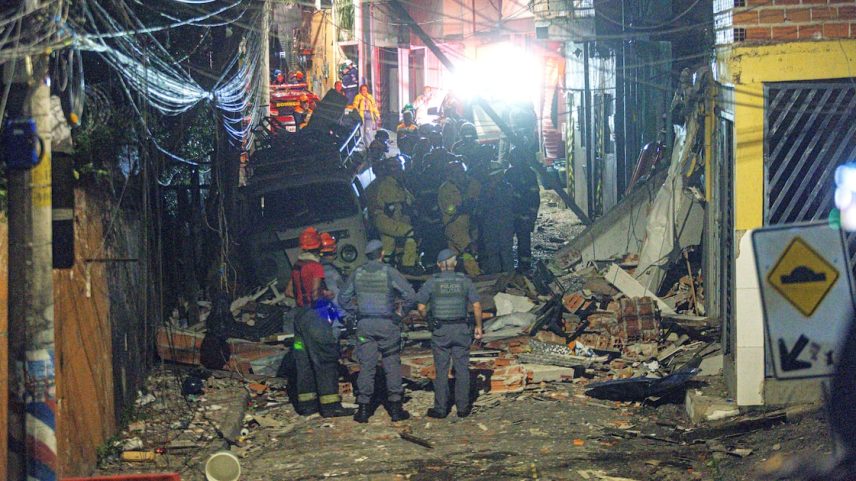 Supostamente causada por um vazamento de gás, a explosão destruiu casas inteiras e quebrou janelas de prédios nas proximidades