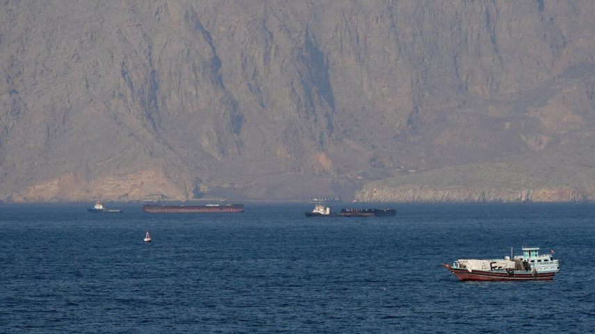 Navios-tanque e outras embarcações no Estreito de Ormuz, na costa de Musandam, Omã