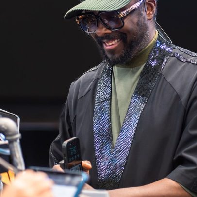 will.i.am ensina IA a jovens em seu escritório