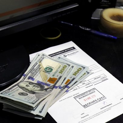 Dólar sobe na sessão e fecha a semana com queda de 0,74%